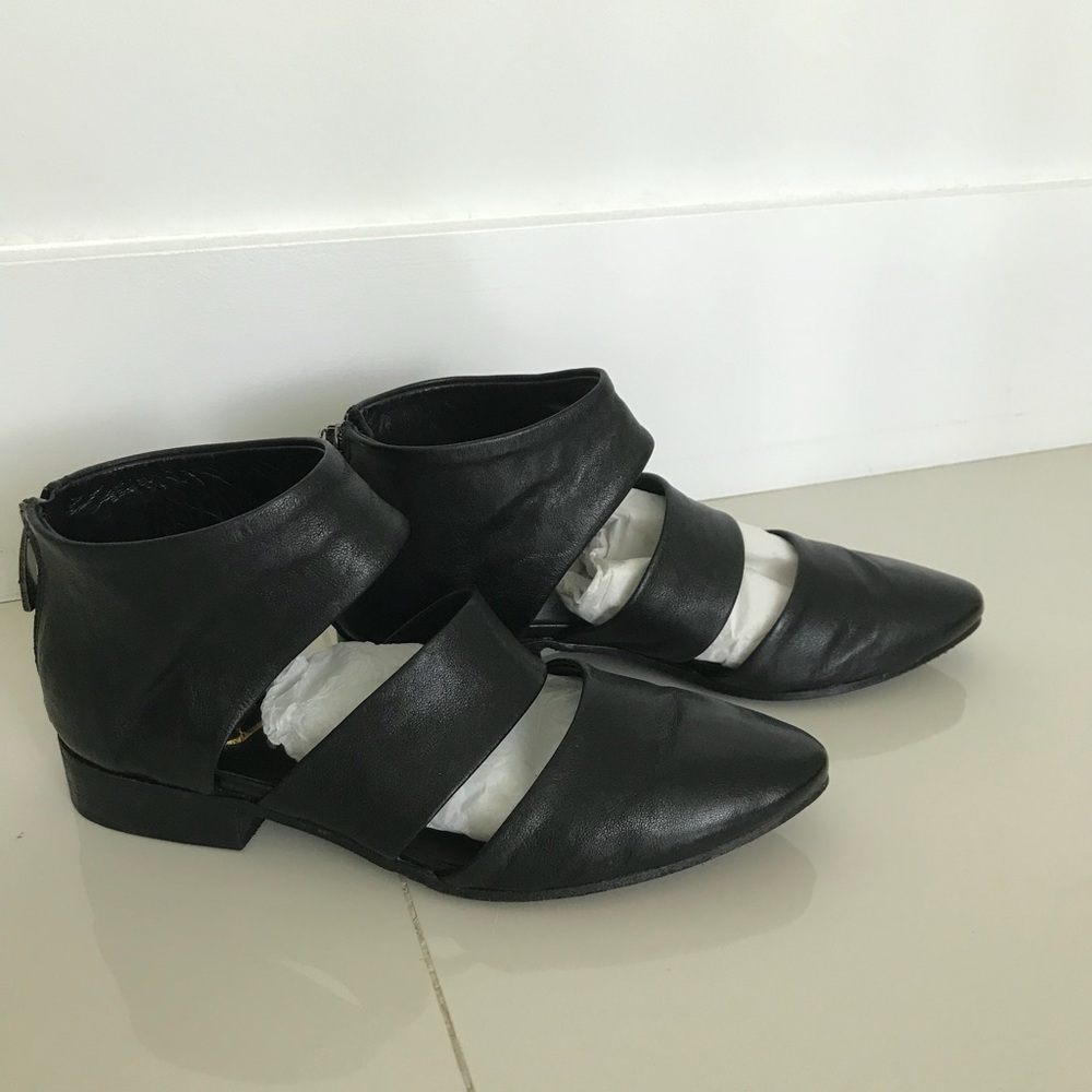 Women's black Leather Shoes. Made in Italy.